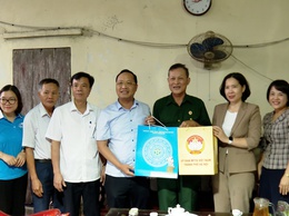 Ủy ban MTTQ Việt Nam TP Hà Nội và xã Ứng Hòa thăm và tặng quà hội viên có hoàn cảnh khó khăn trên địa bàn.