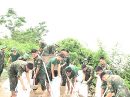 Xã Kiều Phú huy động thêm lực lượng quân đội đơn vị Trung đoàn 102 phối hợp xử lý sạt trượt đê bao đồng Vồng