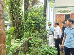 Các đồng chí lãnh đạo kiểm tra công tác  đảm bảo an toàn tại các hộ dân có nguy cơ sạt lở do ảnh hưởng của hoàn lưu bão số 5 tại thôn 9