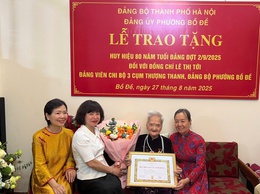Thường trực Đảng uỷ phường Bồ Đề trao tặng huy hiệu 80 năm tuổi đảng đợt 2/9/2025 tại nhà riêng đảng viên