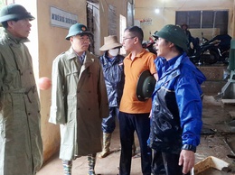Đồng chí Chủ tịch UBND xã  kiểm tra công tác phòng, chống, khắc phục hậu quả cơn bão số 5