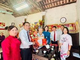 Đảng ủy xã Tam Hưng tổ chức trao tặng Huy hiệu Đảng đợt 2/9/2025