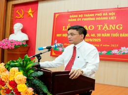 Đảng bộ phường Hoàng Liệt long trọng tổ chức Lễ trao Huy hiệu Đảng cho các đồng chí đảng viên tiêu biểu, nhân dịp kỷ niệm 80 năm Cách mạng Tháng Tám và Quốc khánh 02/9
