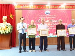 Đảng ủy xã Quang Minh trang trọng tổ chức Lễ trao Huy hiệu Đảng đợt 2/9/2025