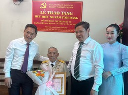 145 đảng viên Phường Ô Chợ Dừa được tặng và truy tặng Huy hiệu Đảng