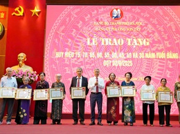 Sơn Tây: 123 đảng viên được trao tặng, truy tặng Huy hiệu Đảng đợt 02/9/2025