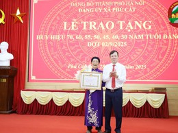 Xã Phú Cát: 40 đảng viên vinh dự được trao tặng Huy hiệu Đảng đợt 2/9