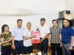 Phường Hồng Hà: Tặng quà các gia đình chính sách