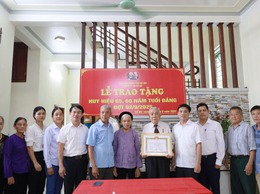 Đảng ủy xã Cổ Đô tổ chức lễ trao tặng huy hiệu 60 năm, 65 năm tuổi Đảng đợt 2/9/2025 cho 4 Đảng viên ở Chi bộ thôn Hoắc Châu và Vân Sa 3.