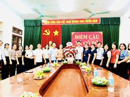 Các đồng chí lãnh đạo Đảng ủy - HĐND - UBND xã Cổ Đô  tặng hoa chúc mừng nhân kỷ niệm 80 năm ngày truyền thống các ngành khối cơ quan nhà nước (28.8.1945 – 28.8.2025).