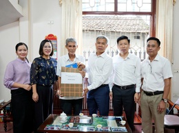 PHƯỜNG SƠN TÂY TỔ CHỨC THĂM, TẶNG QUÀ CÁC GIA ĐÌNH CHÍNH SÁCH, NGƯỜI CÓ CÔNG NHÂN KỶ NIỆM 80 NĂM QUỐC KHÁNH 2/9
