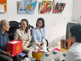 Lãnh đạo phường Tây Tựu thăm, tặng quà gia đình chính sách, người có công dịp Kỷ niệm 80 năm Quốc Khánh 02/9/1945 - 02/9/2025