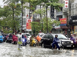 Công an xã Hoài Đức tăng cương đảm bảo an toàn giao thông, hỗ trợ người dân qua các điểm ngập úng