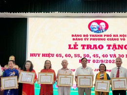 214 đảng viên phường Giảng Võ nhận Huy hiệu Đảng