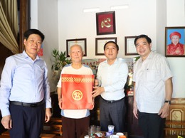 Lãnh đạo xã Quang Minh thăm, tặng quà người có công nhân kỷ niệm 80 năm Quốc khánh 2/9