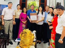 Lãnh đạo Đảng ủy- HĐND- UBND- Ủy ban MTTQ Việt Nam phường Cầu Giấy thăm hỏi, tặng quà các gia đình chính sách tiêu biểu trên địa bàn phường.