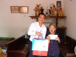Phó Chủ tịch UBND xã Nguyễn Hồng Hải thăm, tặng quà người có công tiêu biểu nhân dịp 2/9