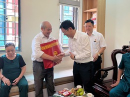 Chủ tịch UBND phường Kiến Hưng thăm, tặng quà gia đình người có công với cách mạng tiêu biểu