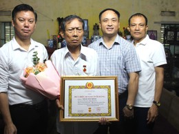 Các đồng chí lãnh đạo Đảng uỷ trao Huy hiệu Đảng tại nhà riêng cho các Đảng viên