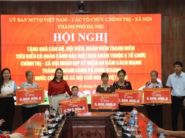 MTTQ xã Phú Xuyên chuyển kinh phí tặng quà cán bộ, hội viên, đoàn viên, thanh niên tiêu biểu có hoàn cảnh đặc biệt khó khăn