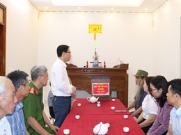 Xã Phú Nghĩa tổ chức 5 Đoàn đi thăm, tặng quà các thương bệnh binh, gia đình có công nhân dịp Quốc khánh 02/9.