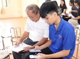 Xã Phú Nghĩa ra quân hướng dẫn người dân cài đặt ứng dụng nộp thuế điện tử bằng ứng dụng Etax Mobile 
