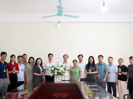 Các đồng chí lãnh đạo xã Phú Nghĩa tặng hoa chúc mừng kỷ niệm 80 năm ngày truyền thống các ngành Văn hóa, Tư pháp, Nội vụ, Tài chính