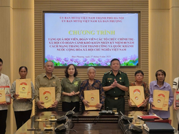Ủy ban Mặt trận Tổ quốc Việt Nam thành phố Hà Nội tặng quà cho hộ có hoàn cảnh khó khăn trên địa bàn xã Đan Phượng.