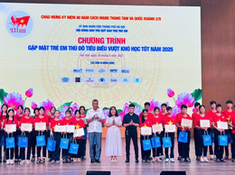 05 trẻ em xã Thường Tín được nhận quà tại chương trình “Gặp mặt trẻ em Thủ đô tiêu biểu vượt khó học tốt” năm 2025