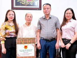 Phường Thanh Liệt: Thăm, tặng quà các cá nhân tiêu biểu nhân kỷ niệm 80 năm Quốc khánh nước Cộng hoà XHCN Việt Nam