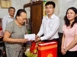 Phó Bí thư thường trực Đảng uỷ xã Ô Diên thăm, tặng quà Người có công nhân dịp kỷ niệm 80 năm Quốc khánh 2/9