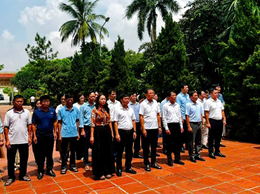 Lãnh đạo xã Ô Diên dâng hương tưởng niệm tại Nghĩa trang Liệt sĩ Hạ Mỗ -Thượng Mỗ - Hồng Hà