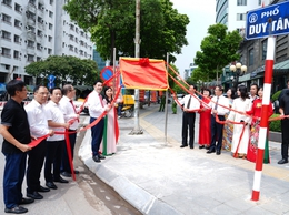 Phường Cầu Giấy: Gắn biển 3 tuyến phố an toàn thực phẩm và thương mại văn minh