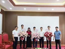 Các đồng chí lãnh đạo xã Hòa Phú tặng hoa chúc mừng kỷ niệm 80 năm ngày truyền thống các ngành