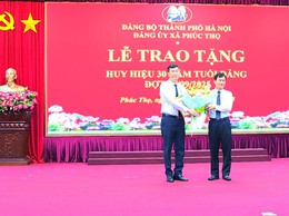 Trao tặng Huy hiệu 30 năm tuổi Đảng cho đồng chí Nguyễn Việt Cường - Phó Bí thư Thường trực Đảng uỷ xã Phúc Thọ