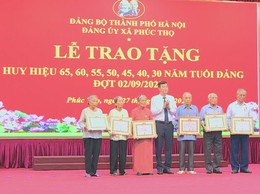 Xã Phúc Thọ trao tặng Huy hiệu Đảng đợt 02/9