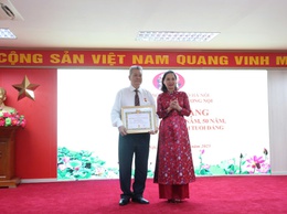 Đảng uỷ phường Dương Nội tổ chức Lễ trao tặng Huy hiệu Đảng đợt 2/9 cho 40 đảng viên