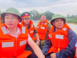 Chủ tịch UBND xã Phúc Thọ thăm, động viên bà con nhân dân thôn Đồi Ó