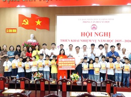 Hội nghị triển khai nhiệm vụ năm học 2025- 2026; trao giấy khen cấp huyện cho tập thể, cá nhân; trao học bổng dự án “ Cùng em đến trường”
