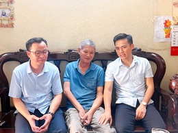 Đồng chí Lý Duy Xuân – Phó Bí thư thường trực Đảng uỷ phường thăm tặng quà các cá nhân tiêu biểu nhân kỷ niệm 80 năm Quốc khánh nước Cộng hoà Xã hội Chủ nghĩa Việt Nam (2/9/2045 – 2/9/2025)