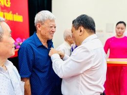 Lễ trao Huy hiệu Đảng: Tôn vinh sự cống hiến, khẳng định truyền thống cách mạng của các đảng viên lão thành xã Thanh Trì
