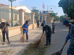 Tuổi trẻ Tiểu đoàn S300, Trung đoàn 64 tham gia vệ sinh môi trường chào mừng Đại lễ kỷ niệm 80 năm Cách mạng Tháng Tám (19/8) và Quốc khánh (2/9)