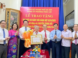 94 đảng viên Đảng bộ phường Phúc Lợi vinh dự được trao tặng, truy tặng Huy hiệu Đảng đợt 02/9/2025