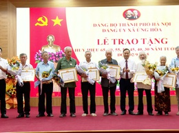 ĐẢNG UỶ XÃ ỨNG HOÀ TỔ CHỨC LỄ TRAO TẶNG HUY HIỆU ĐẢNG ĐỢT 2/9/2025.