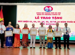 Đảng bộ phường Giảng Võ tổ chức trao Huy hiệu Đảng dịp 2/9