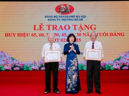 Đảng ủy phường Bồ Đề tổ chức Lễ trao Huy hiệu Đảng đợt 2/9 năm 2025