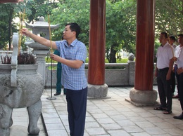Đoàn đại biểu lãnh đạo xã dâng hương nhân kỷ niệm 80 năm ngày Quốc khánh (2/9/1945-2/9/2025), Tặng quà một số gia đình chính sách, người có công trên địa bàn xã.