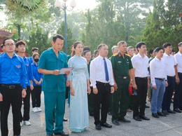 Lãnh đạo xã Quốc Oai viếng nghĩa trang liệt sĩ Sài Sơn