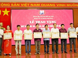 Xã Đoài Phương trao tặng Huy hiệu Đảng đợt 2/9/2025
