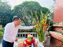 Lãnh đạo xã Phú Cát dâng hương tưởng niệm các anh hùng liệt sĩ nhân kỷ niệm 80 năm Quốc khánh 2/9